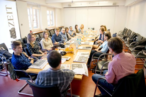 Interlink Academy participants listens Martin Klingst, a senior political correspondent at Die Zeit.